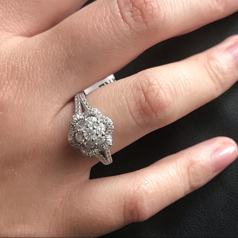 NWT Silver Beautiful Flower Ring